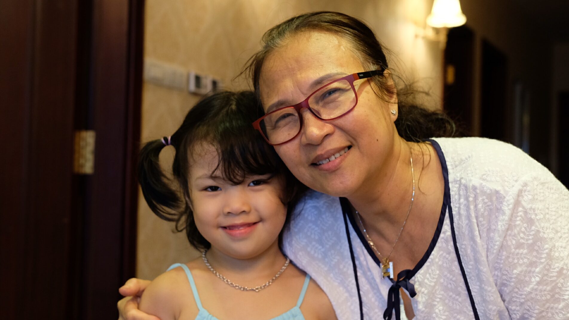 Người cao tuổi cười hạnh phúc bên con cháu.