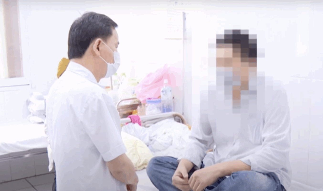 bác sĩ tâm thần thăm khám cho bệnh nhân